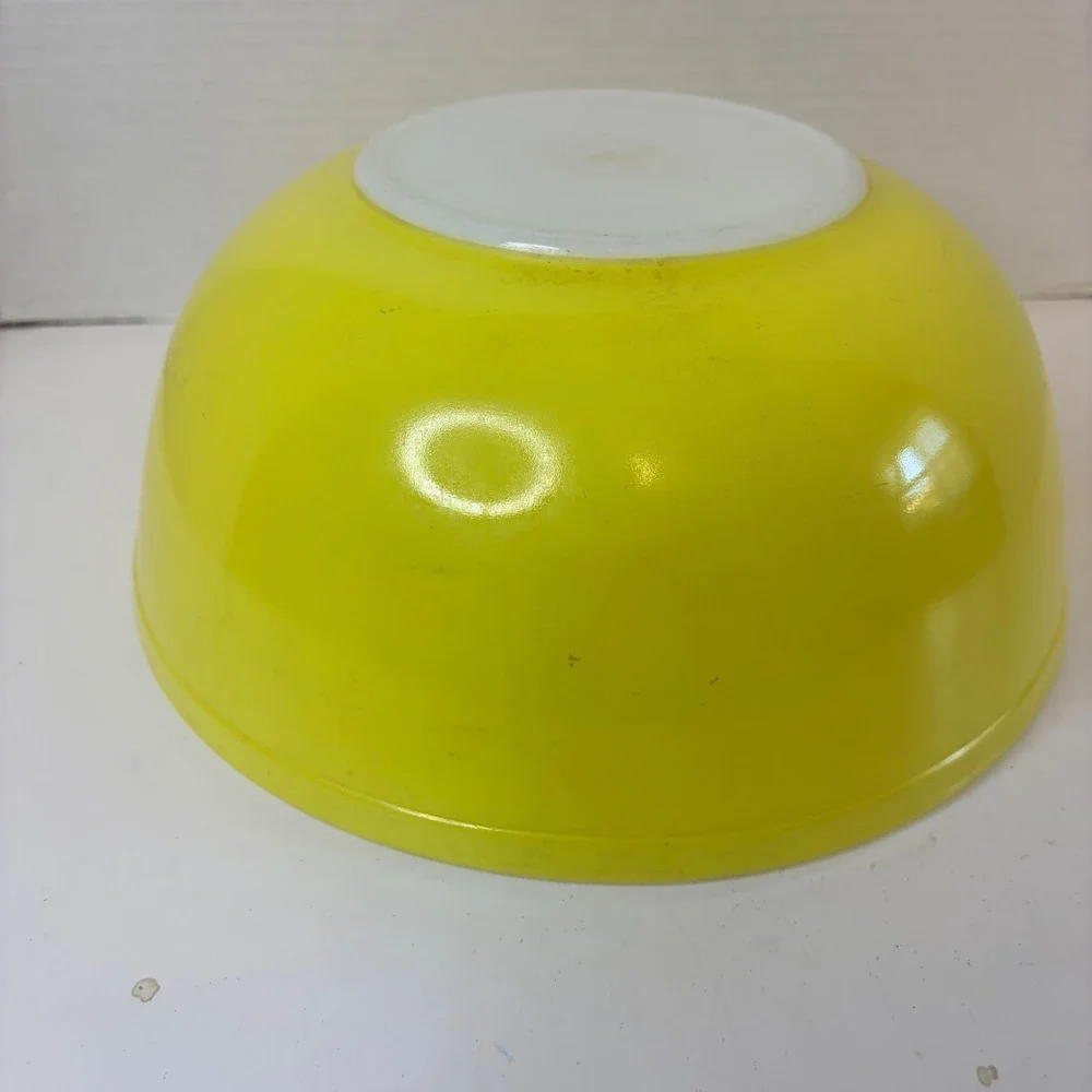 Vintage Pyrex 404 Yellow Mixing Bowl 4 Quart Opal Glass MCM Ovenware 10.5 Inch